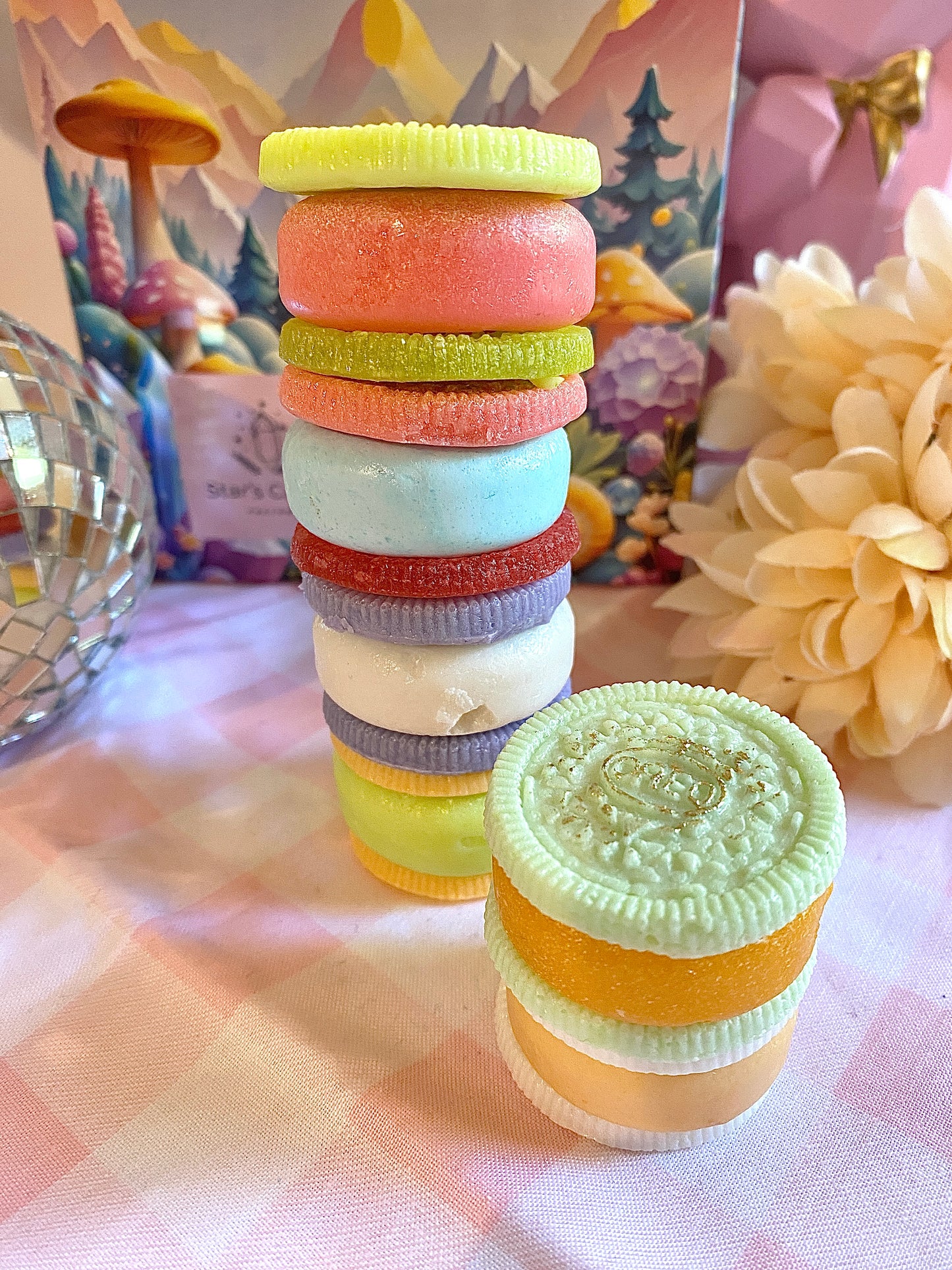 Fun Oreo Cookie themed kohakutou candy mix and match flavors your own way add sour candy gems to them for extra ASMR crunchiness!