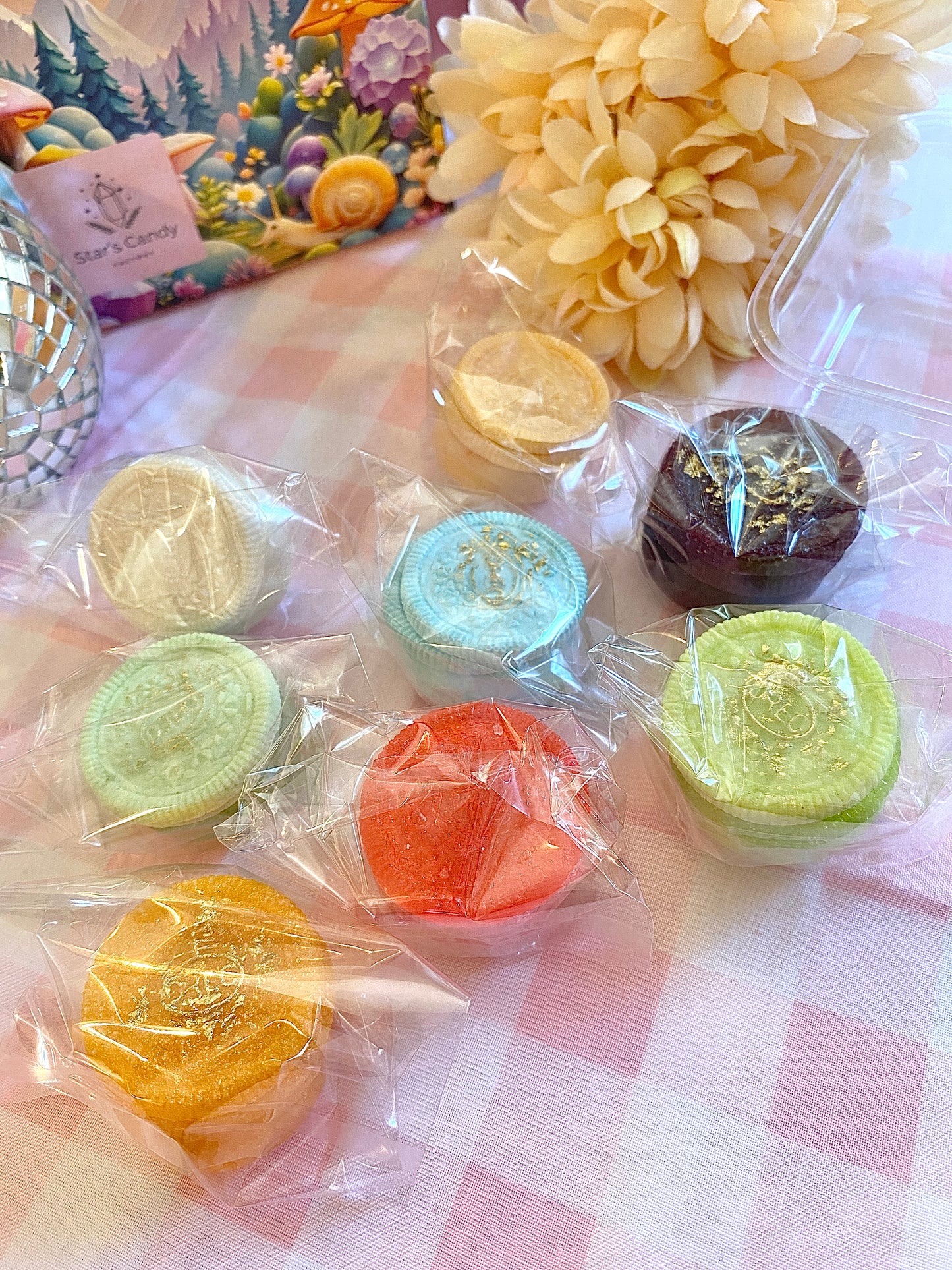 Fun Oreo Cookie themed kohakutou candy mix and match flavors your own way add sour candy gems to them for extra ASMR crunchiness!