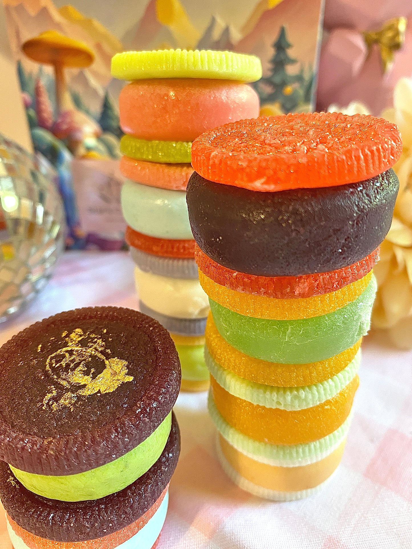 Fun Oreo Cookie themed kohakutou candy mix and match flavors your own way add sour candy gems to them for extra ASMR crunchiness!