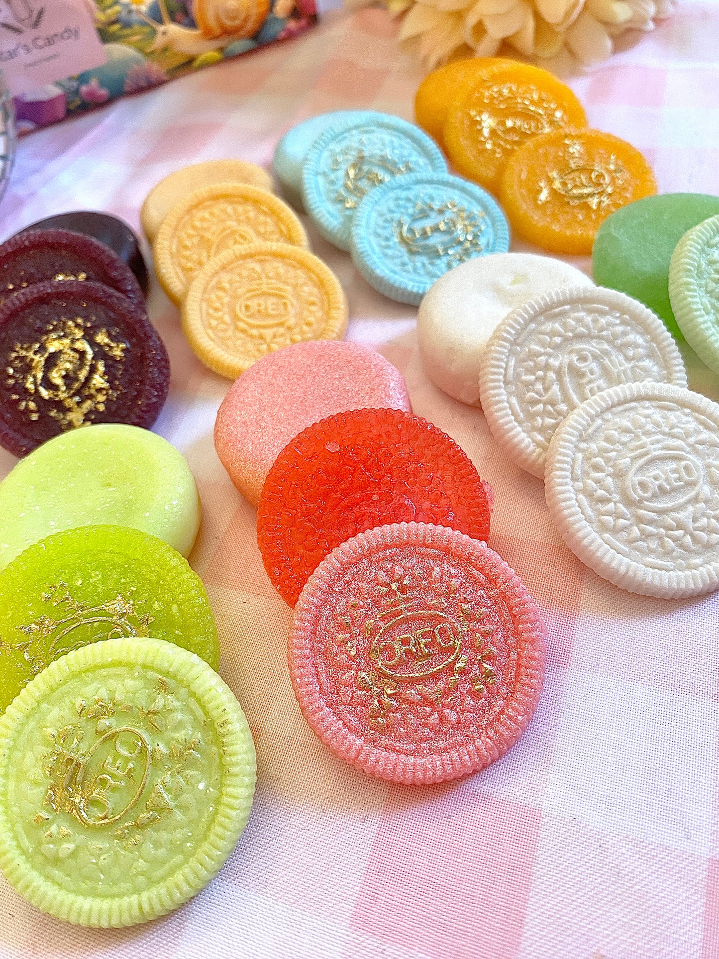 Fun Oreo Cookie themed kohakutou candy mix and match flavors your own way add sour candy gems to them for extra ASMR crunchiness!