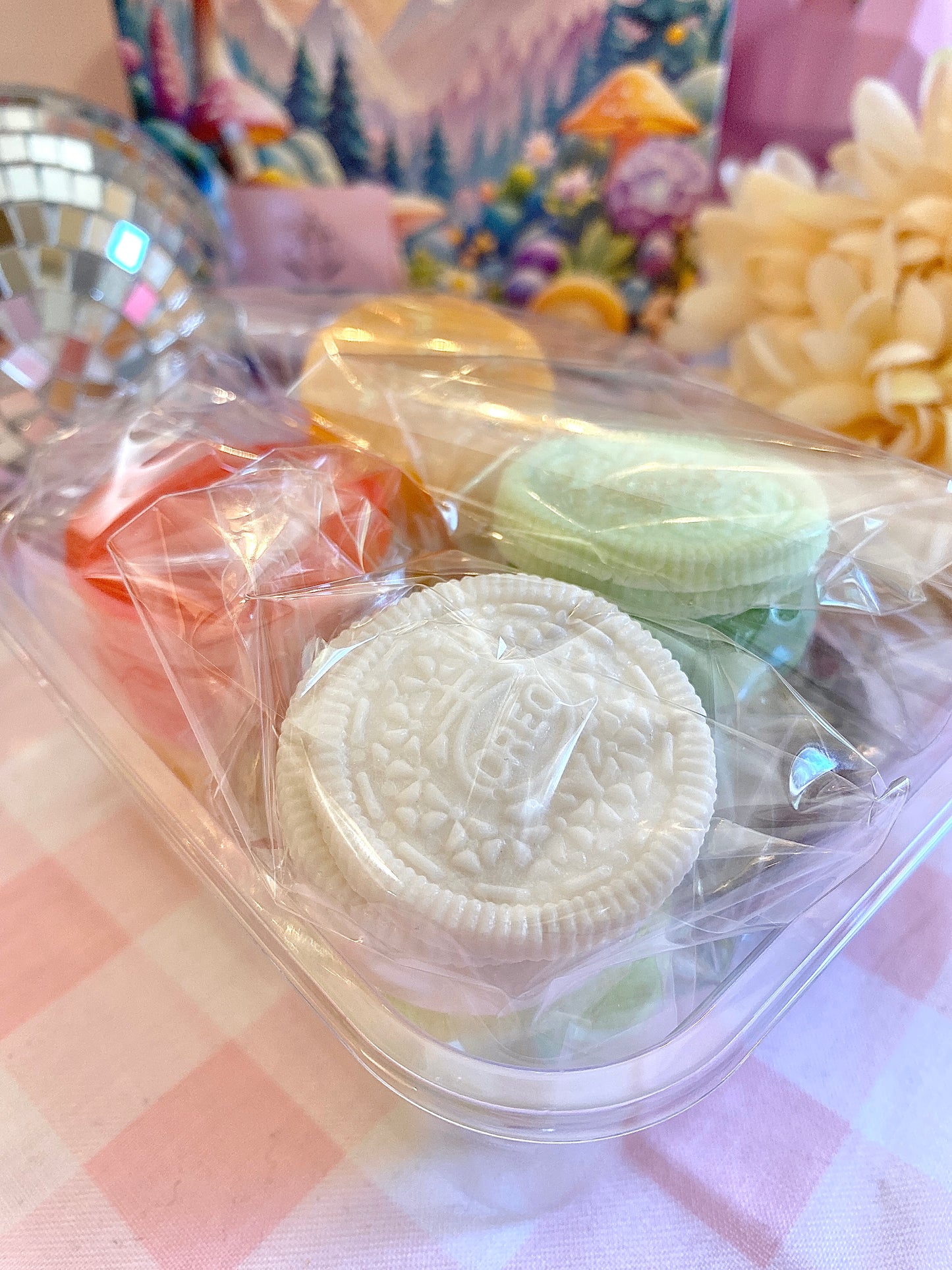Fun Oreo Cookie themed kohakutou candy mix and match flavors your own way add sour candy gems to them for extra ASMR crunchiness!