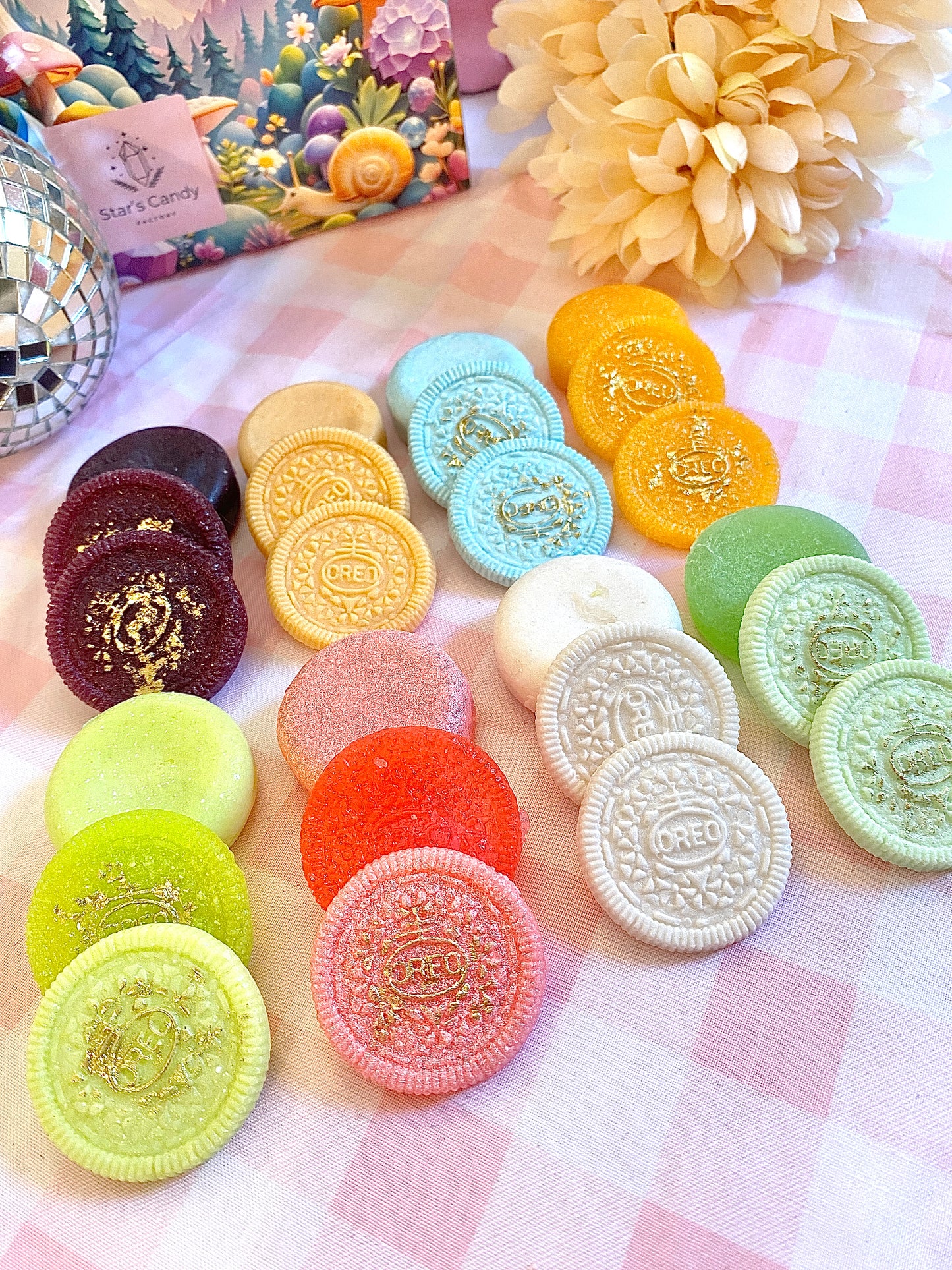Fun Oreo Cookie themed kohakutou candy mix and match flavors your own way add sour candy gems to them for extra ASMR crunchiness!